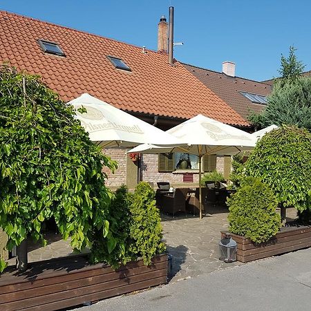 Barock Restaurant & Pension Topoľčany エクステリア 写真