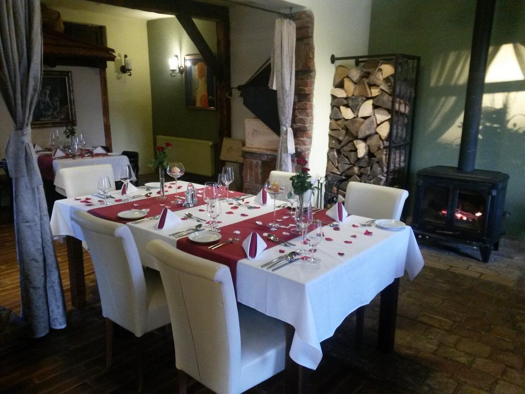Barock Restaurant & Pension Topoľčany エクステリア 写真