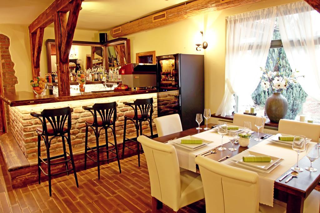 Barock Restaurant & Pension Topoľčany エクステリア 写真