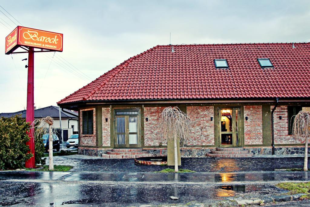 Barock Restaurant & Pension Topoľčany エクステリア 写真