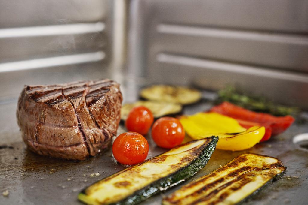 Barock Restaurant & Pension Topoľčany エクステリア 写真