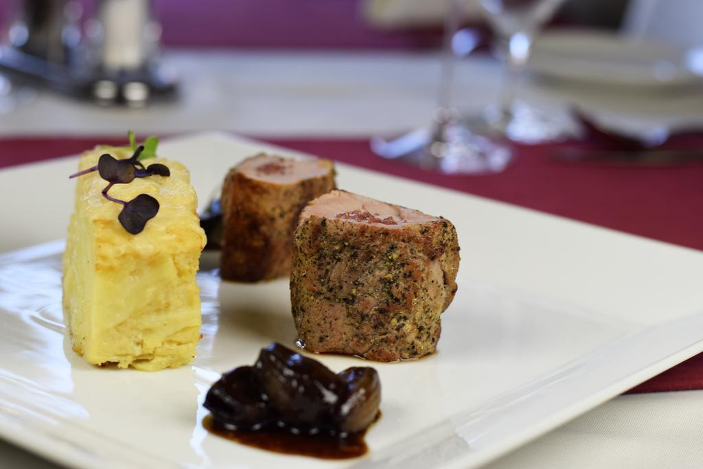 Barock Restaurant & Pension Topoľčany エクステリア 写真