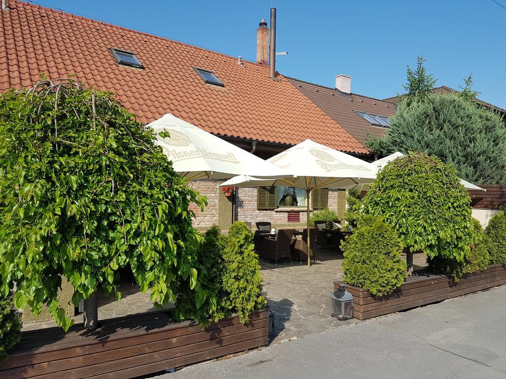 Barock Restaurant & Pension Topoľčany エクステリア 写真