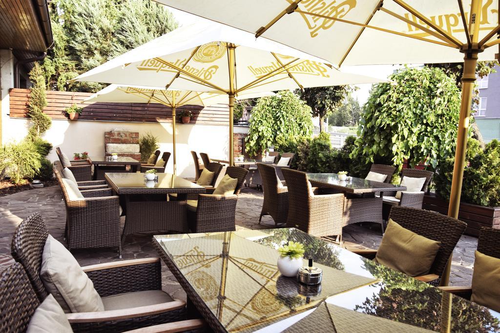 Barock Restaurant & Pension Topoľčany エクステリア 写真
