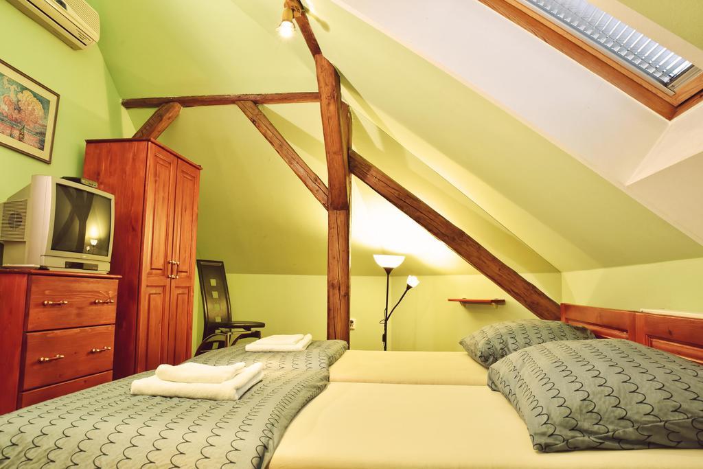 Barock Restaurant & Pension Topoľčany エクステリア 写真