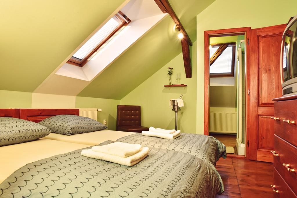Barock Restaurant & Pension Topoľčany エクステリア 写真