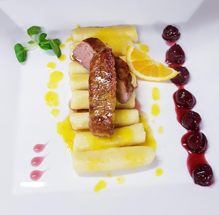 Barock Restaurant & Pension Topoľčany エクステリア 写真