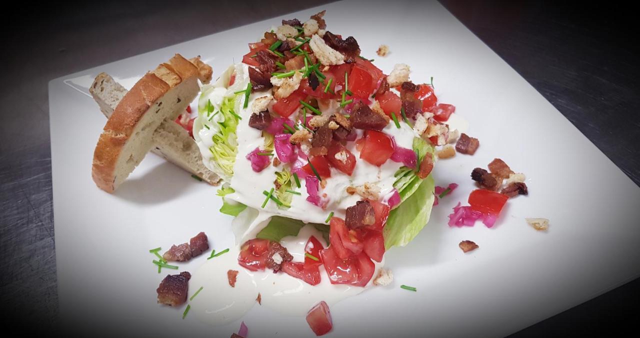 Barock Restaurant & Pension Topoľčany エクステリア 写真